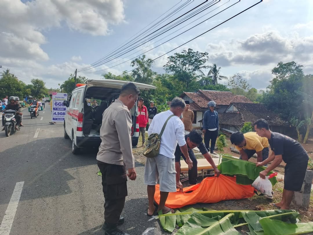 Anggota Polsek Ngawen, RSUD Wonosari dan bersama warga sekitar sedang melakukan evakuasi korban kecelakaan maut di jalan Tempuran Kalurahan Kampung pada Senin (15/9).