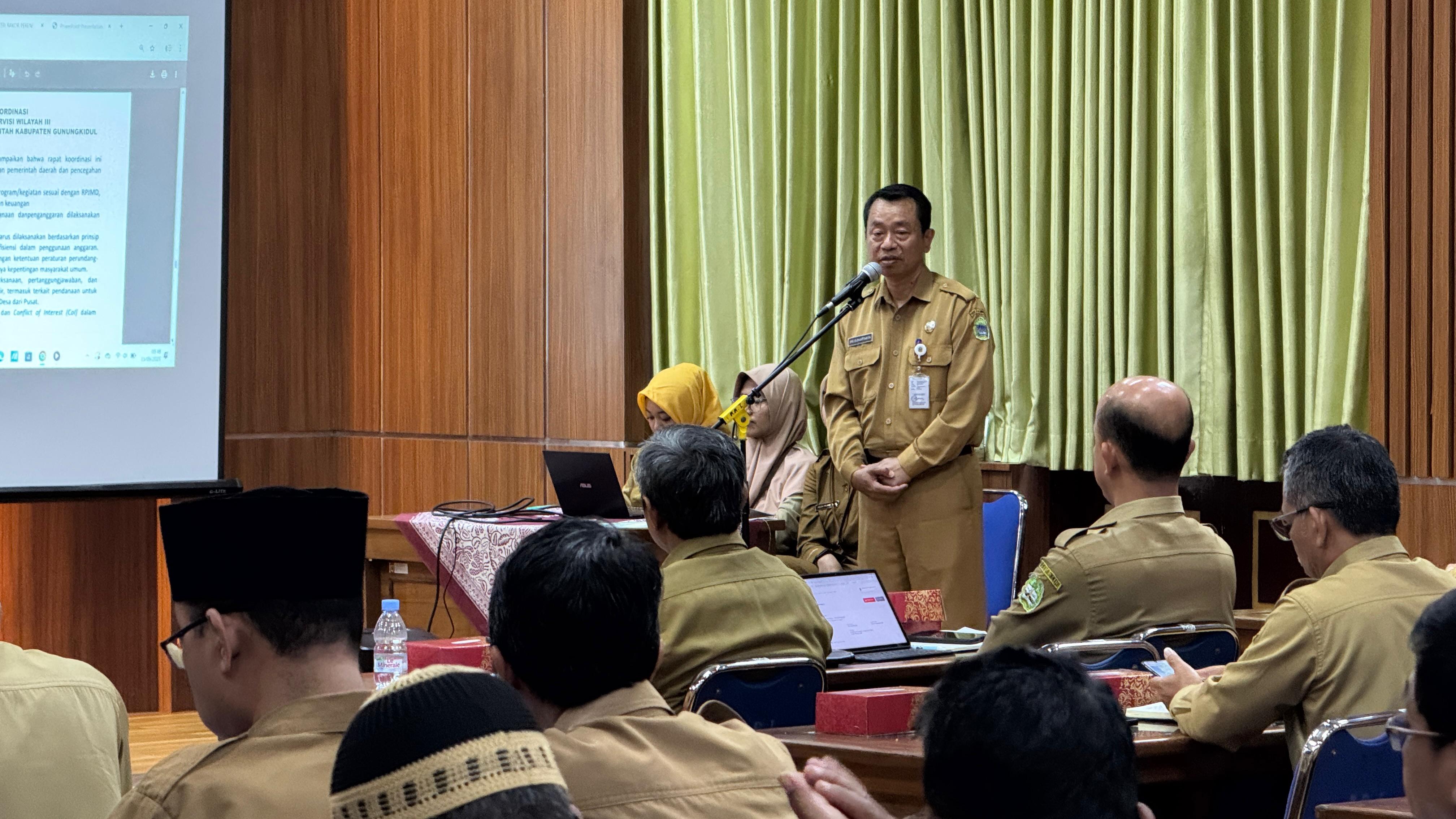 Sekda Gunungkidul Sri Suhartanta dalam Rapat Koordinasi Pemkab Gunungkidul dalam pembahasan Pengendalian Pembangunan Daerah di Ruang Rapat Handayani pada Senin (15/9).