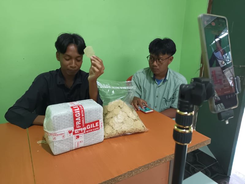 PROGRAM USAHA: Anggota Komisi A DPRD Kebumen Yulianto membuka ruang bagi masyarakat yang ingin belajar digital marketing secara gratis.