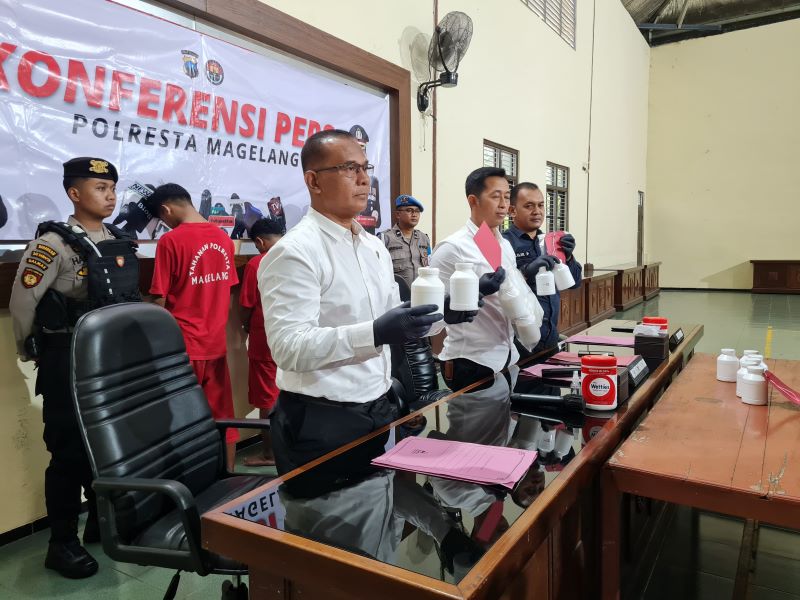 TUNJUKKAN BUKTI: Kasatres Narkoba Polresta Magelang saat menunjukkan barang bukti berupa ribuan pil Y Senin (15/9).