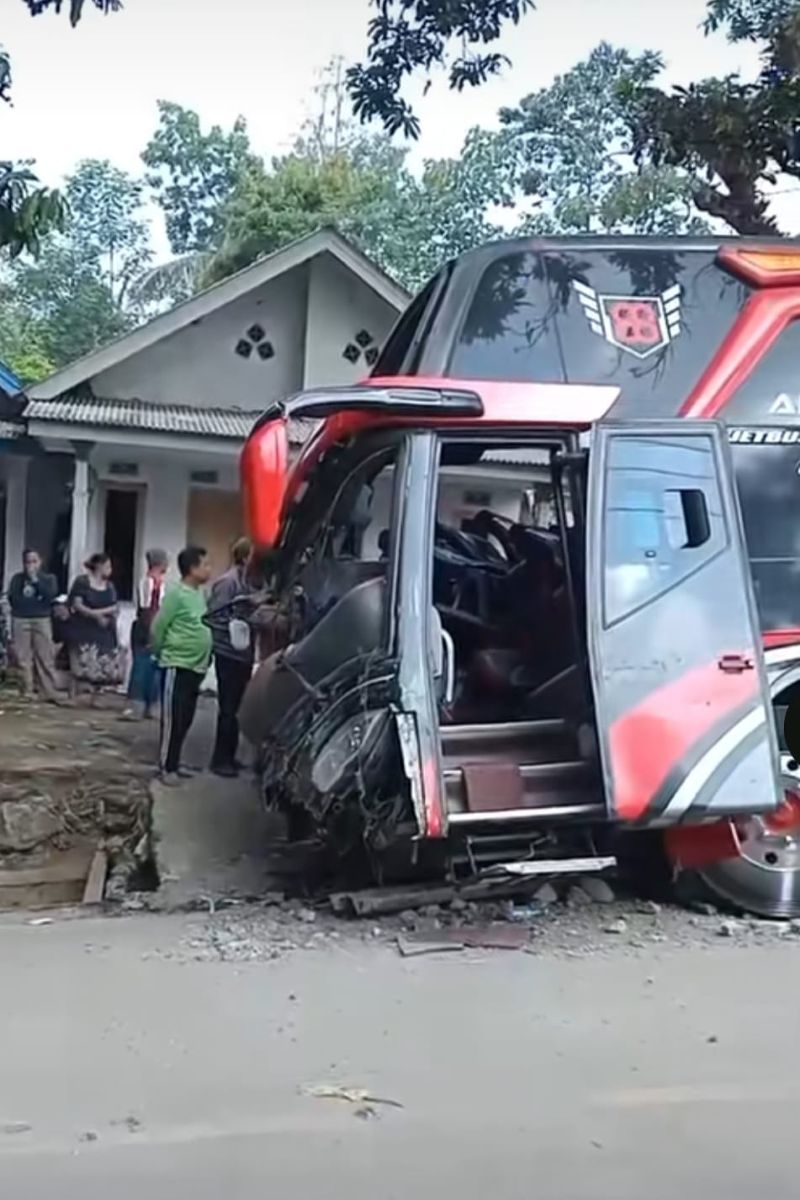 Kecelakaan bus pariwisata diduga karena rem blong.