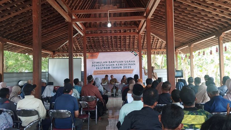 PEMBERIAN BANTUAN: Sebanyak 94 keluarga penerima manfaat menerima bansos stimulan modal usaha di Pendopo Bumi Arum, Pundong, Tilaman, Wukirsari, Imogiri Senin (15/9).