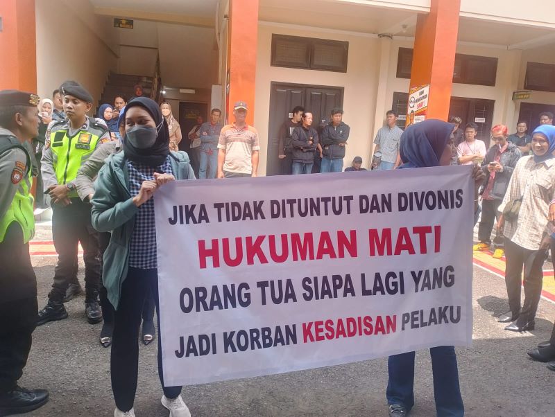 TUNTUT KEADILAN: Beberapa warga ikut memadati Pengadilan Negeri Bantul untuk menuntut pelaku pembunuhan dijatuhi hukuman mati Senin (15/9).
