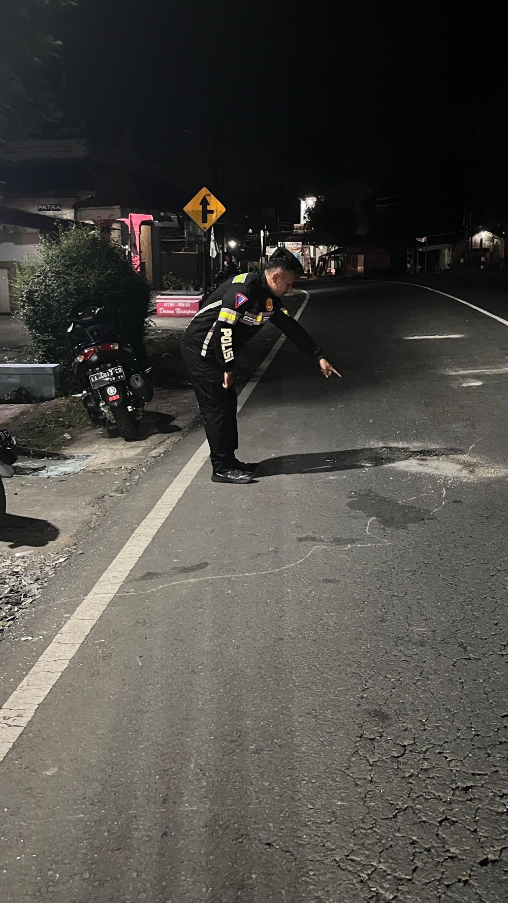EVAKUASI: Dua perempuan asal Purworejo terlibat tabrakan di Jalan Umum Magelang-Purworejo, Minggu petang (14/9).