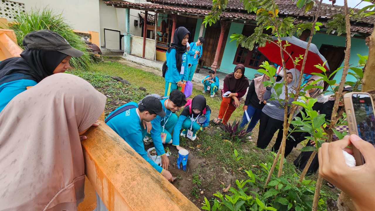 Maba UNISA Yogyakarta menanam losida di padukuhan Cambahan, Nogotirto, Sleman. Upaya mengurangi sampah rumah tangga, Senin (15/9/2025).