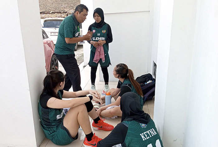 Pelatih tim basket 3x3 Sleman Jeremy Abadi Tarigan memberikan arahan atletnya usai mengalahkan Gunungkidul dalam babak penyisihan.