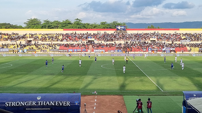 KALAH: Para pemain PSIM Jogja saat melawan Borneo FC di Stadion Sultan Agung Bantul, Minggu (14/9/2025).