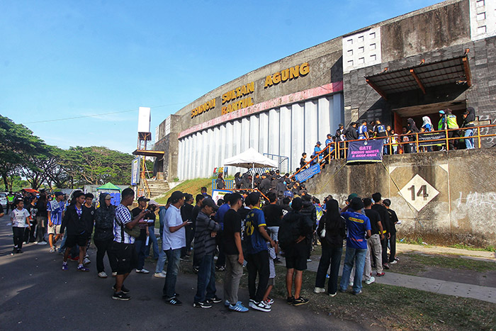 Suporter PSIM antre untuk diperiksa petugas sebelum memasuki Stadion Sultan Agung saat pertandingan PSIM Jogja melawan Borneo FC, Bantul, (14/9/2025).