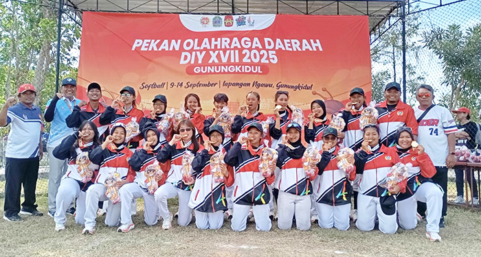 Para atlet softball Kabupaten Sleman saat berfoto bersama.
