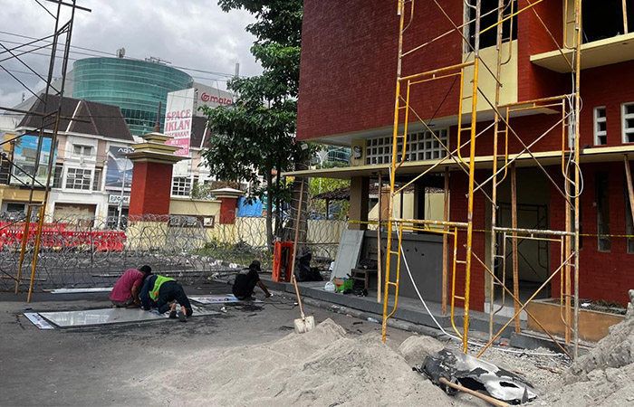 MULAI DIPERBAIKI: Pasckerusuhan massa akhir Agustus lalu, Gedung Polda DIJ kini mulai direnovasi. Bangunan yang rusak paling parah adalah ruang SPKT dan SKCK.