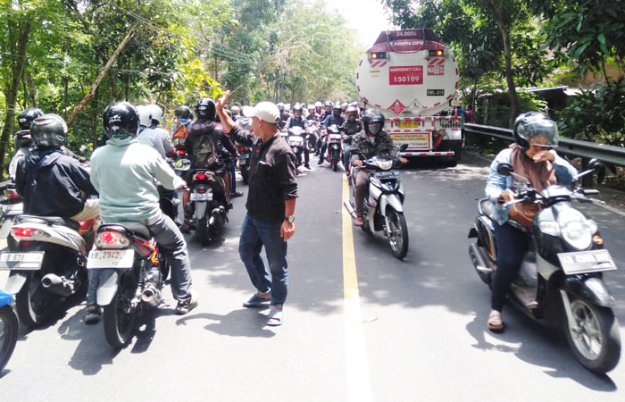 DEMI KESELAMATAN: Bersama Relawan Jalan Raya Slumprit, Polsek Patuk melakukan penebangan pohon yang melintang di atas jalan raya Piyungan-Wonosari, Senin (15/9).