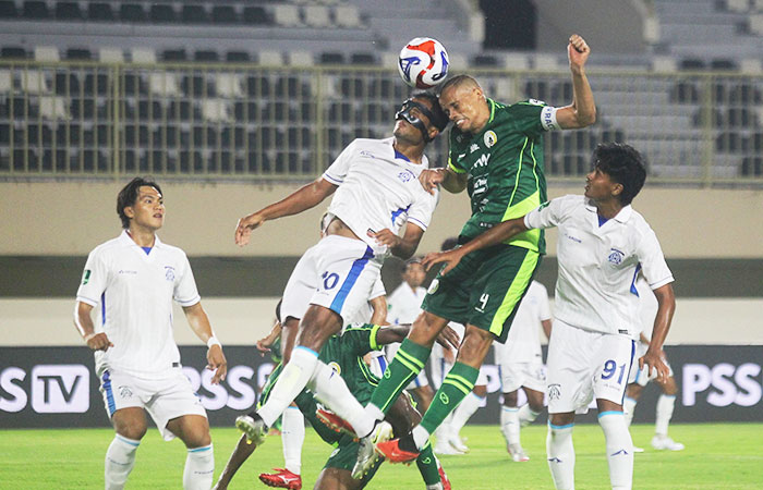 Pemain PSS Sleman Cleberson Souza berebut bola saat melawan Persiba Balikpapan di Maguwoharjo International Stadium (15/9).