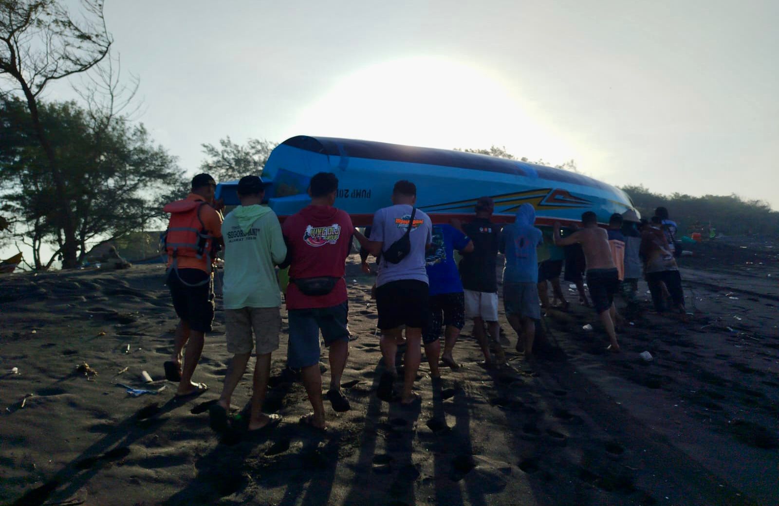 Satu perahu nelayan di Pantai Trisik, Galur, Kulon Progo terbalik pasca tersapu ombak, Minggu (14/9/2025).