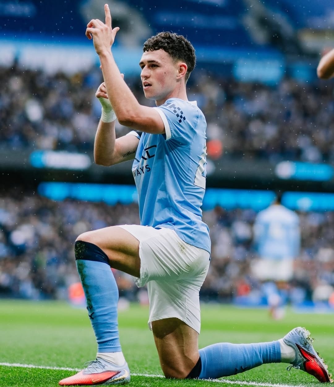 Selebrasi Phil Foden setelah mencetak gol pembuka Manchester City dalam derbi di Etihad melawan Manchester United