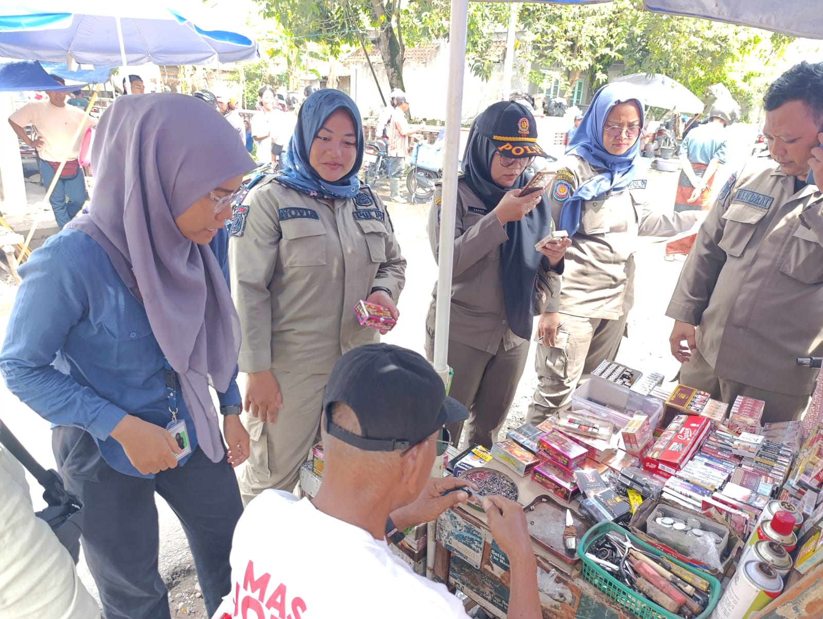 MERUGIKAN NEGARA: Personel Satpol PP Bantul merazia salah satu warung yang menjual rokok ilegal di salah satu kapanewon belum lama ini.