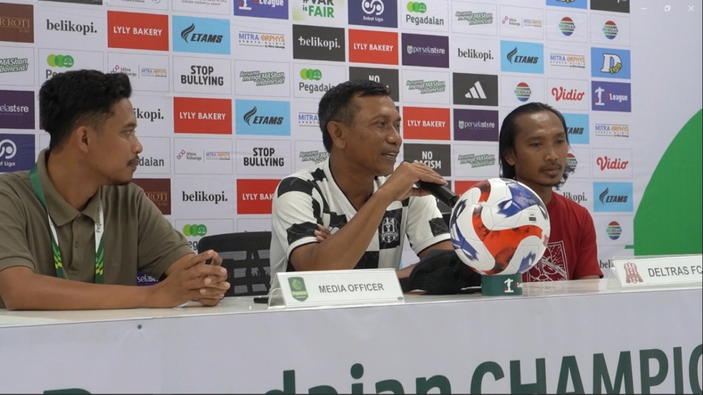 Pelatih Deltras FC, Widodo Cahyono Putro didampingi oleh Hariono dalam sesi pers pre-match Pegadaian Championship melawan Persela Lamongan
