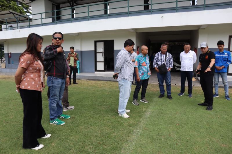 MONITORING: Anggota Pansus Raperda Keolahragaan DPRD Kota Jogja saat meninjau Lapangan Karang Kotagede Selasa (16/9).