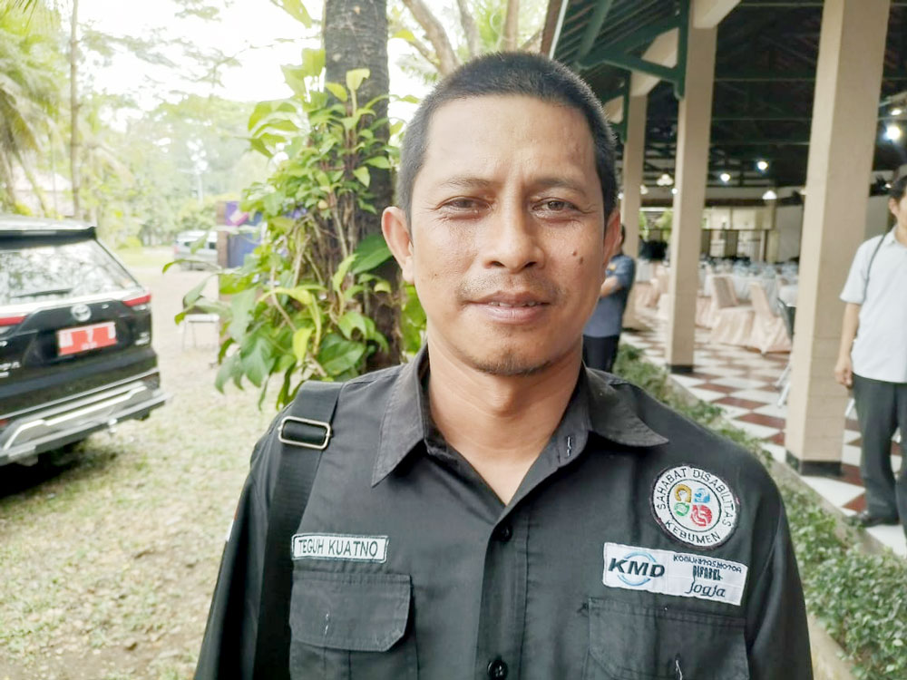 INGIN HAK SAMA: Teguh Kuatno dan semarak peringatan HUT Ke-80 Indonesia oleh penyandang disabilitas di rumahnya, Pejagoan, Kebumen.