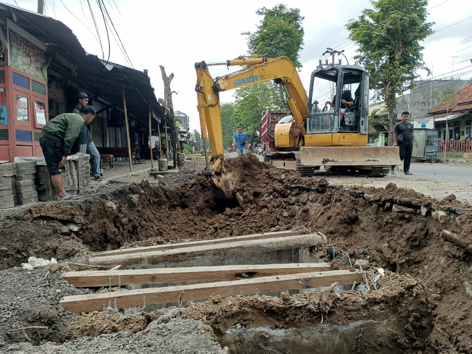 Sebuah alat berat beroperasi di proyek pekerjaan saluran irigasi perkotaan. Tepatnya di ruas Jalan Kolonel Sugiono, Kebumen. (M Hafied/Radar Jogja)