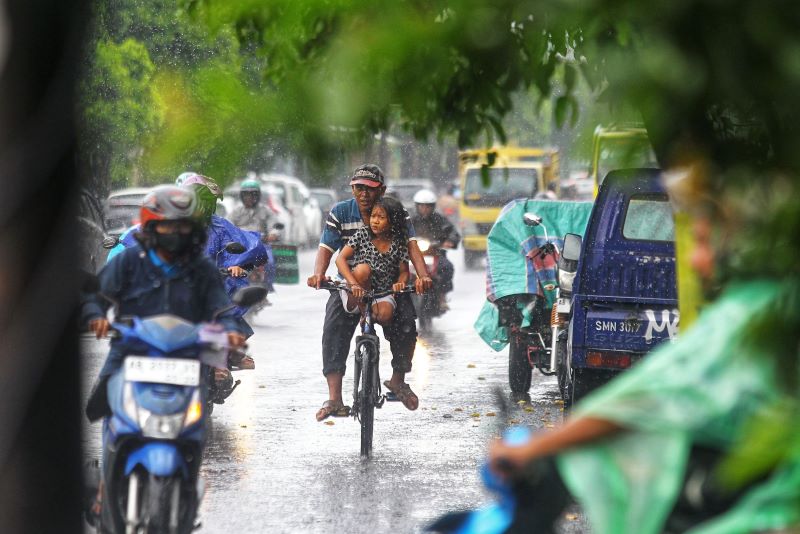 KEMARAU BASAH: Pesepeda melintas saat hujan mengguyur kawasan Jalan Brigjend Katamso, Kota Jogja Selasa (16/9).