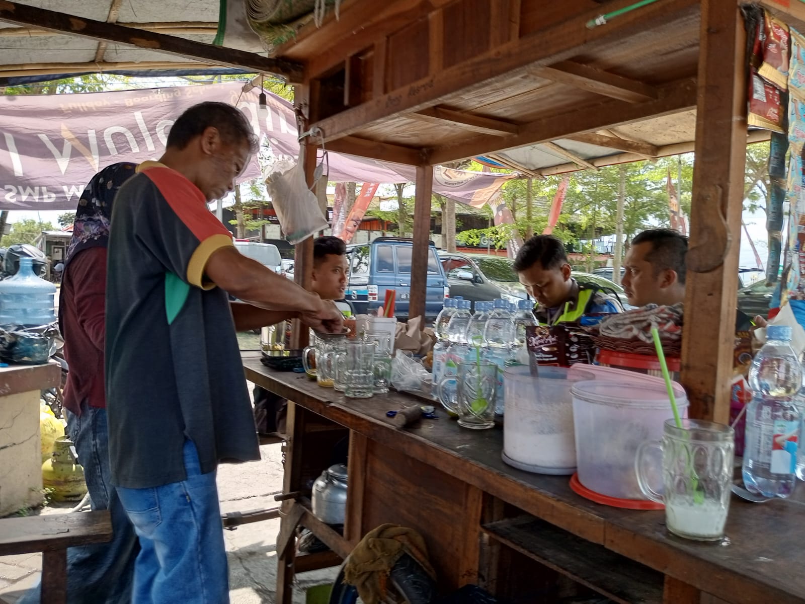 Pedagang angkringan di GOR Siyono Eswadi mengaku membuka angkringannya lebih awal karena ada perhelatan Porda DIJ
