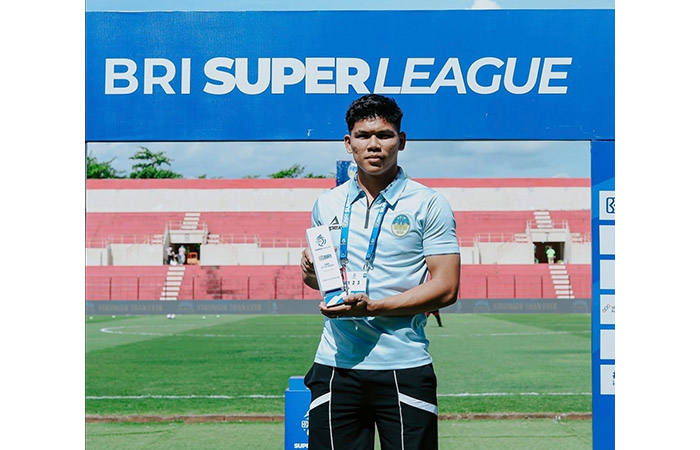 PELECUT SEMANGAT: Kiper PSIM Jogja Cahya Supriadi saat menerima penghargaan best save of the month edisi Agustus.