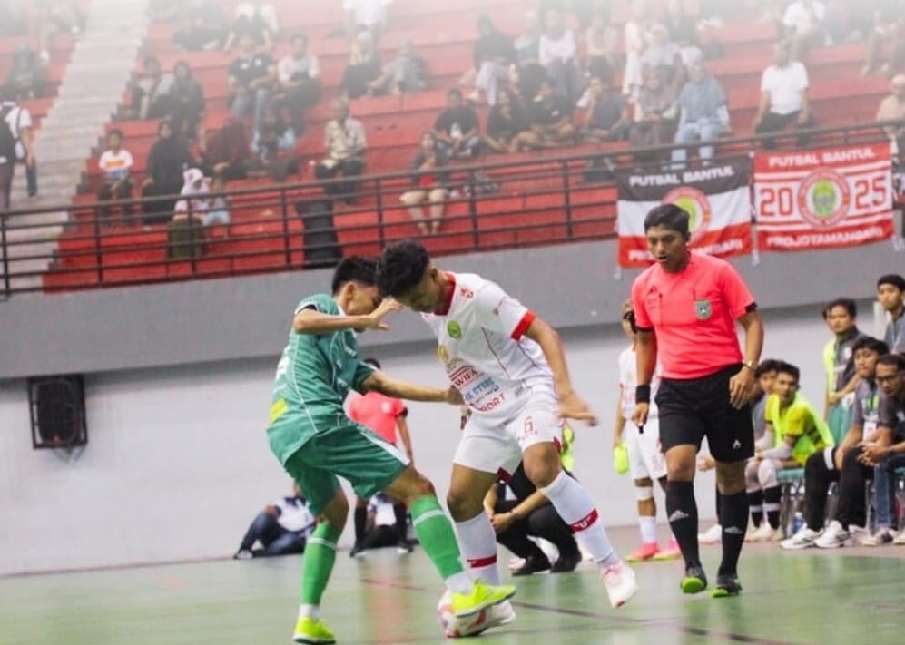 Tim futsal putra Sleman saat bertanding dengan Bantul pada partai final di GOR Amongrogo, Jogja, Selasa (16/9).