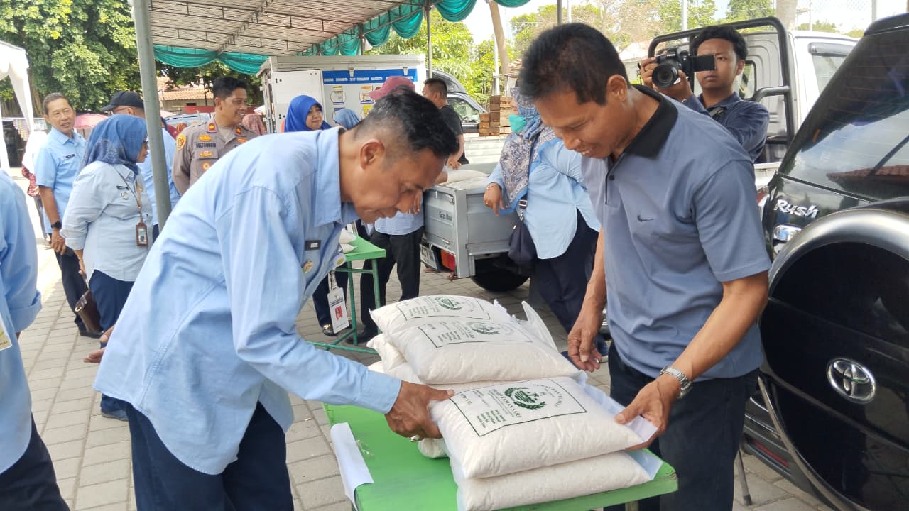 MENGECEK: Wakil Bupati Aris Suharyanta sedang mengecek bahan pokok yang dijual di Gerakan pangan murah di Lapangan Timbulharjo Selasa (16/9)