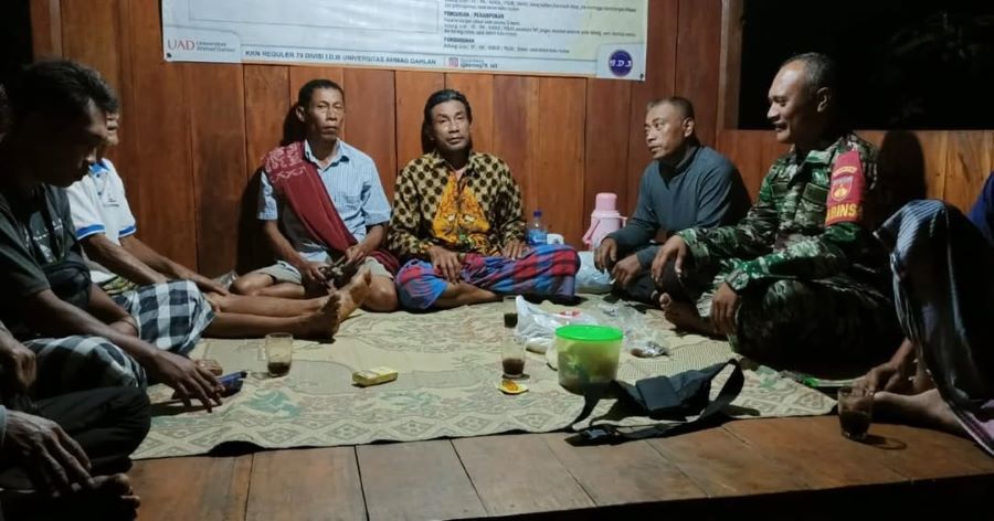 Salah satu contoh pengaktifan kembali pos kamling dilakukan oleh Babinsa Koramil 03/Patuk bersama warga Padukuhan Nglanggeran Wetan, RT 18 RW 04, Kalurahan Nglanggeran,