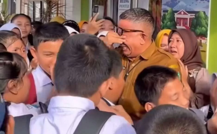 Kepala Sekolah SMPN 1 Prabumulih, Roni Ardiansyah, berpamitan kepada para siswa dalam acara perpisahan usai dirinya dicopot dari jabatan kepala sekolah, Senin (15/9/2025). (Istimewa)
