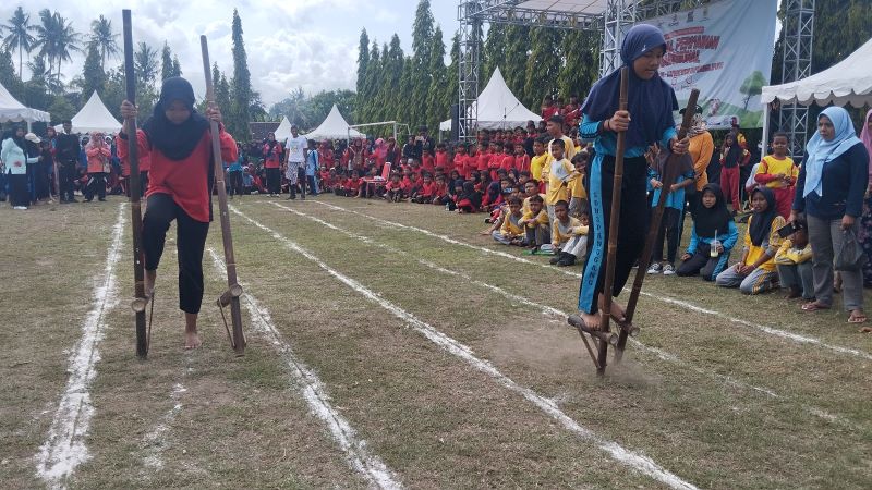 ANTUSIAS: Siswa sedang mengikuti lomba egrang di Lapangan Mulyodadi Rabu (17/9)