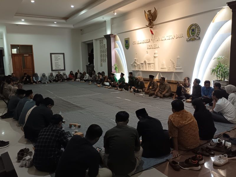 BERBAUR : DPRD Kebumen membuka ruang diskusi bersama kalangan mahasiswa, buruh dan organisasi kepemudaan, Selasa (16/9) malam.