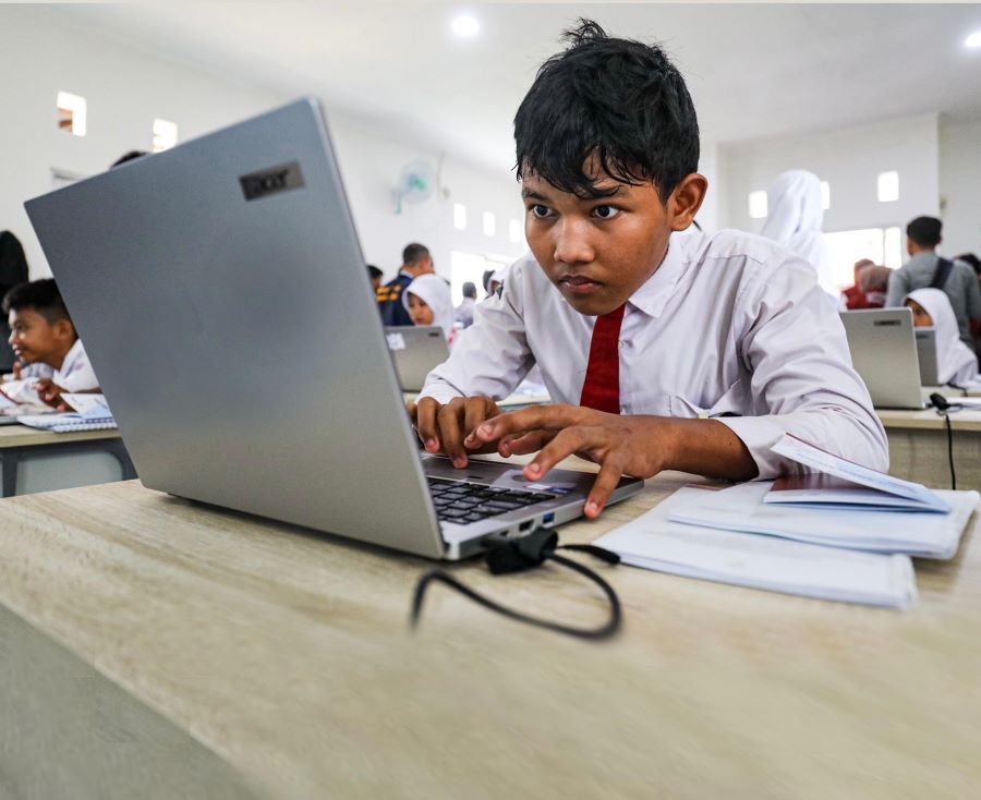 FOKUS: Siswa mengikuti pembelajaran melalui laptop. Kemampuan para siswa kini bisa makin terasah setelah mengikuti TKA..