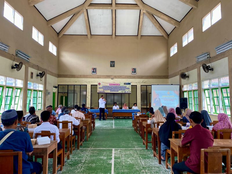 ANTUSIAS: Masyarakat Bojong mendengarkan paparan saat sosialisasi beasiswa.&nbsp;