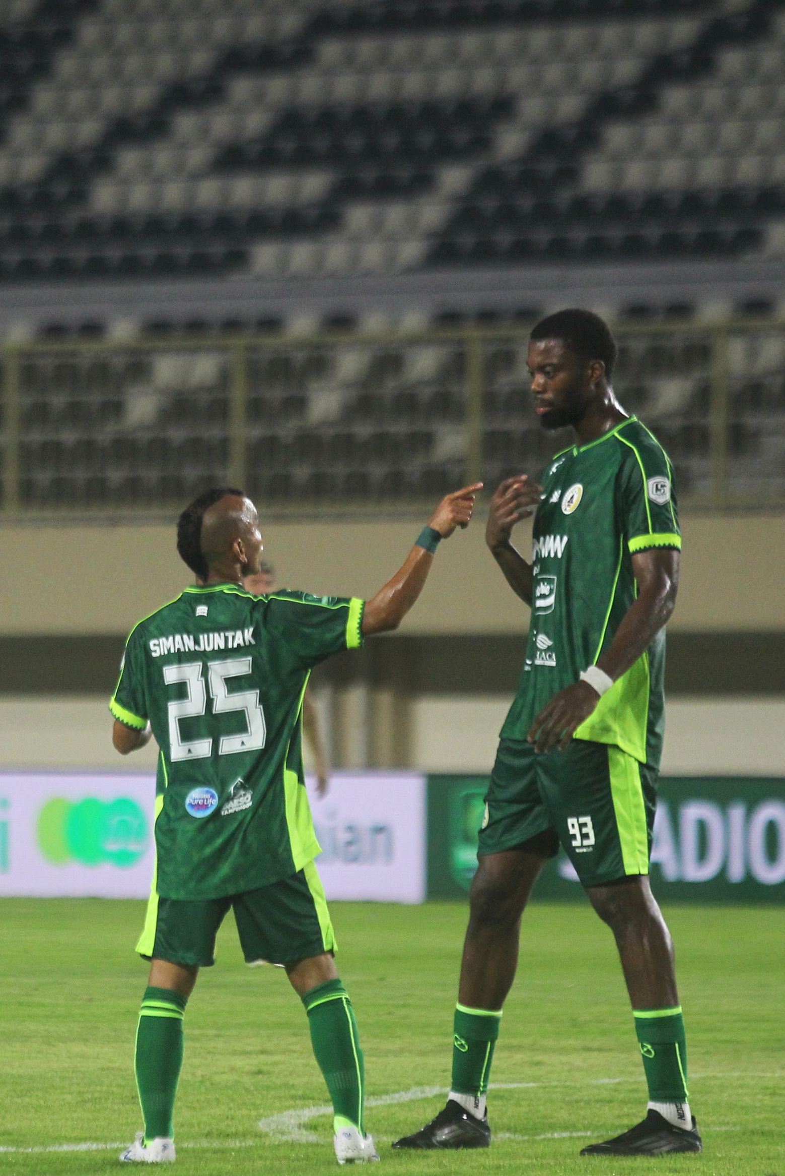 Pemain PSS Sleman Riko Simanjuntak berkomunikasi dengan pemain asing Frederic Injai