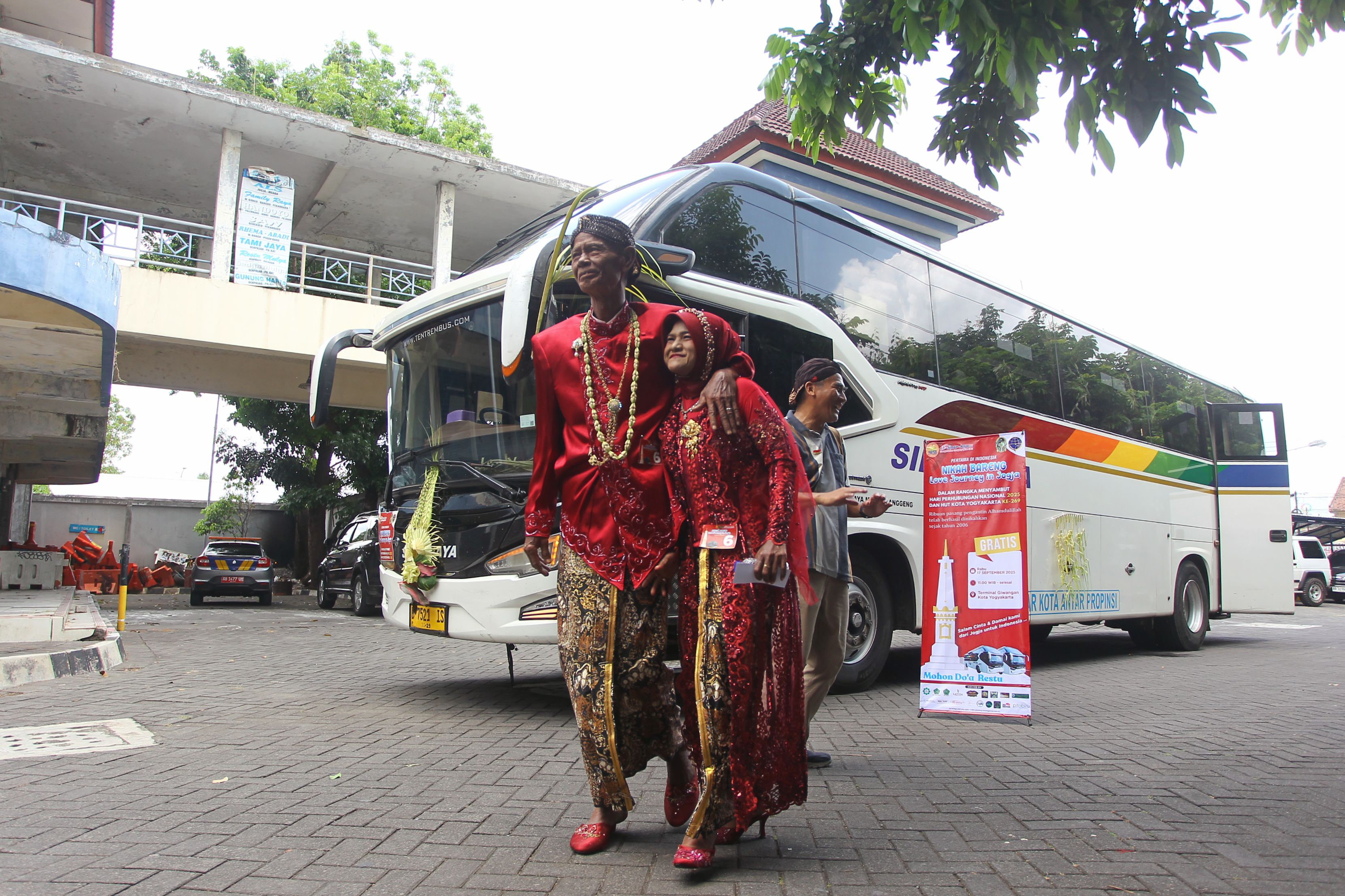 Sepasang pengantin mengikuti prosesi akad nikah di dalam bus saat digelar acara Nikah Bareng Love Journey in Jogja, di Terminal Giwangan, Kota Jogja, kemarin (17/9). Acara menikah gratis yang diikuti
