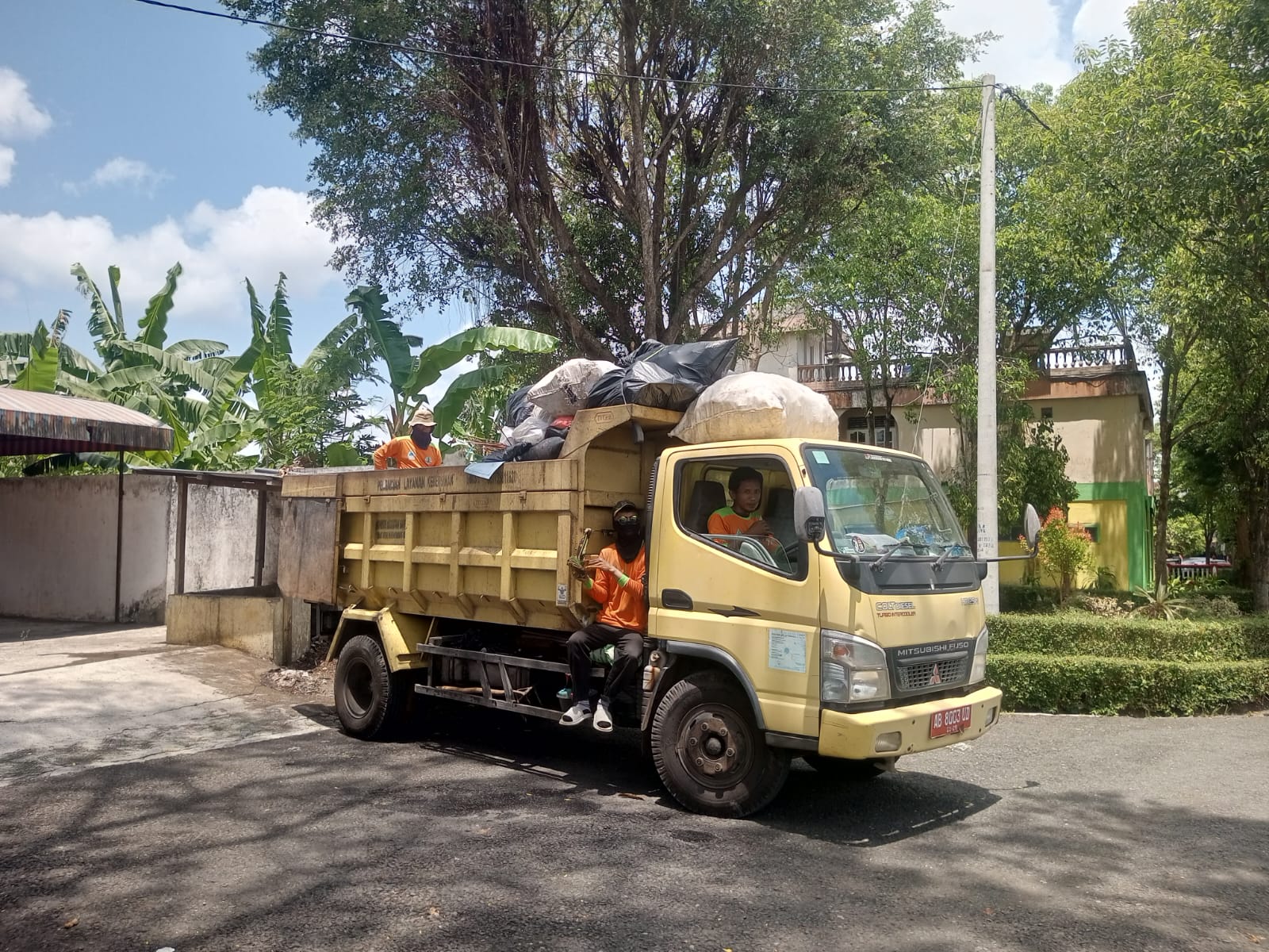 Petugas kebersihan sedang mengakut sampah di salah venue Porda yang terletak di Bangsal Sewokoprojo pada Rabu (17/9).