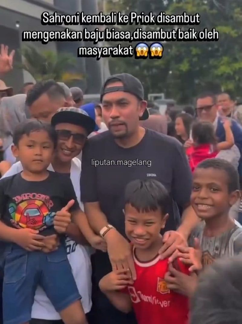 Ahmad Sahroni berfoto dengan warga.