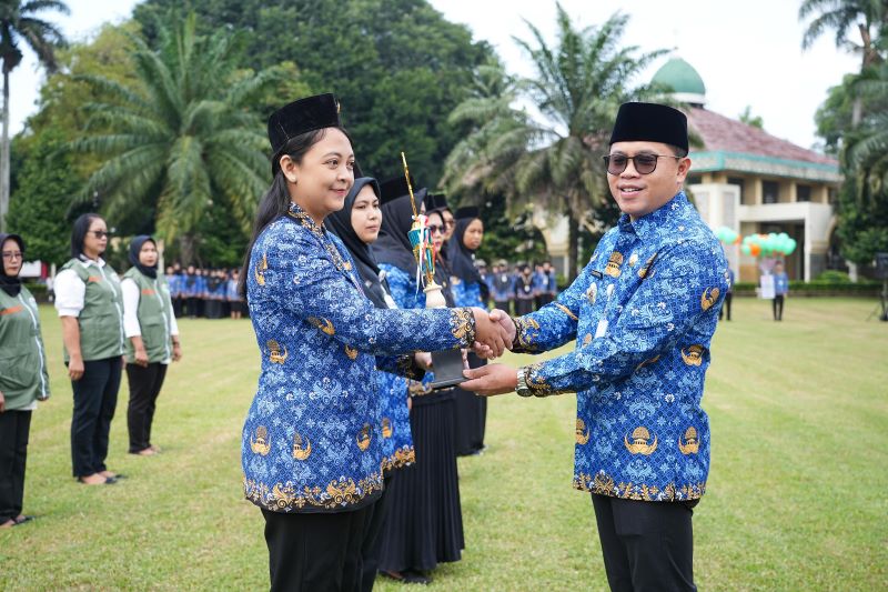 APEL PAGI: Wali Kota Magelang memimpin apel pagi di halaman Kantor Pemkot Magelang, Rabu (17/9).