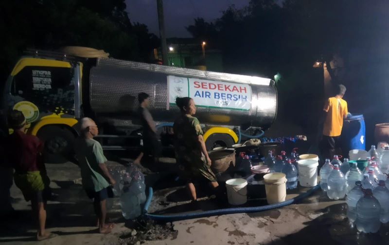 TERDAMPAK: Sebelum bantuan air bersih dari BPBD Gunungkidul turun, warga Padukuhan Karangpilang Kidul mencari bantuan secara mandiri di pihak swasta.