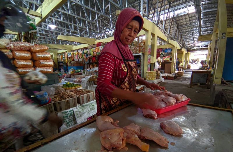 BERJUALAN: Pedagang ayam menata potongan daging untuk menarik pembeli.