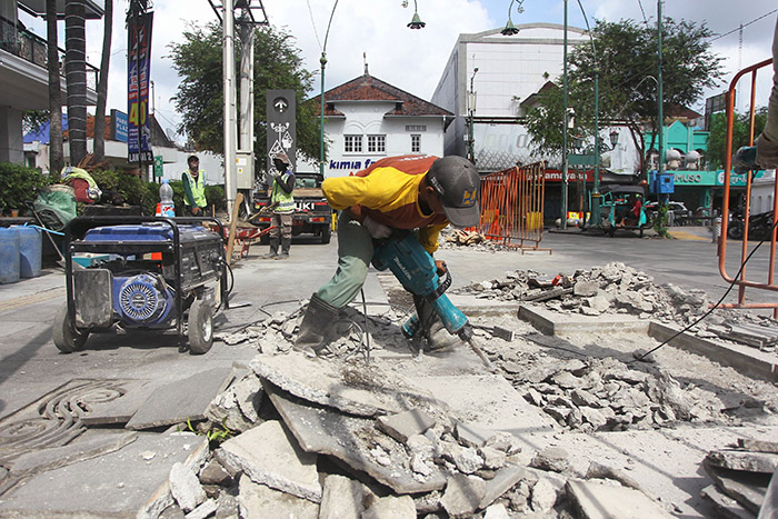Pekerja menyelesaikan proses perbaikan Jalan Perwakilan, kawasan Malioboro, Jogja, Rabu (17/9/2025).