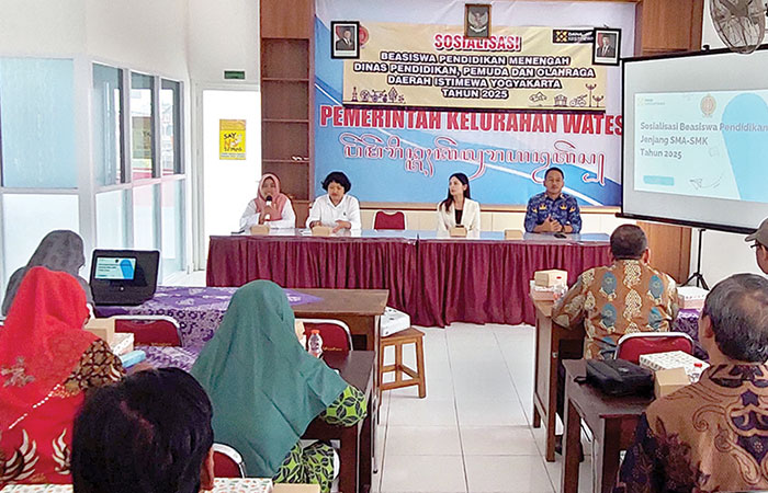 PENTING DIKETAHUI: Sejumlah orang tua siswa SMA/SMK mengikuti sosialisasi beasiswa pendidikan menengah di Kalurahan Wates, Kulon Progo,&nbsp;Rabu (17/9).