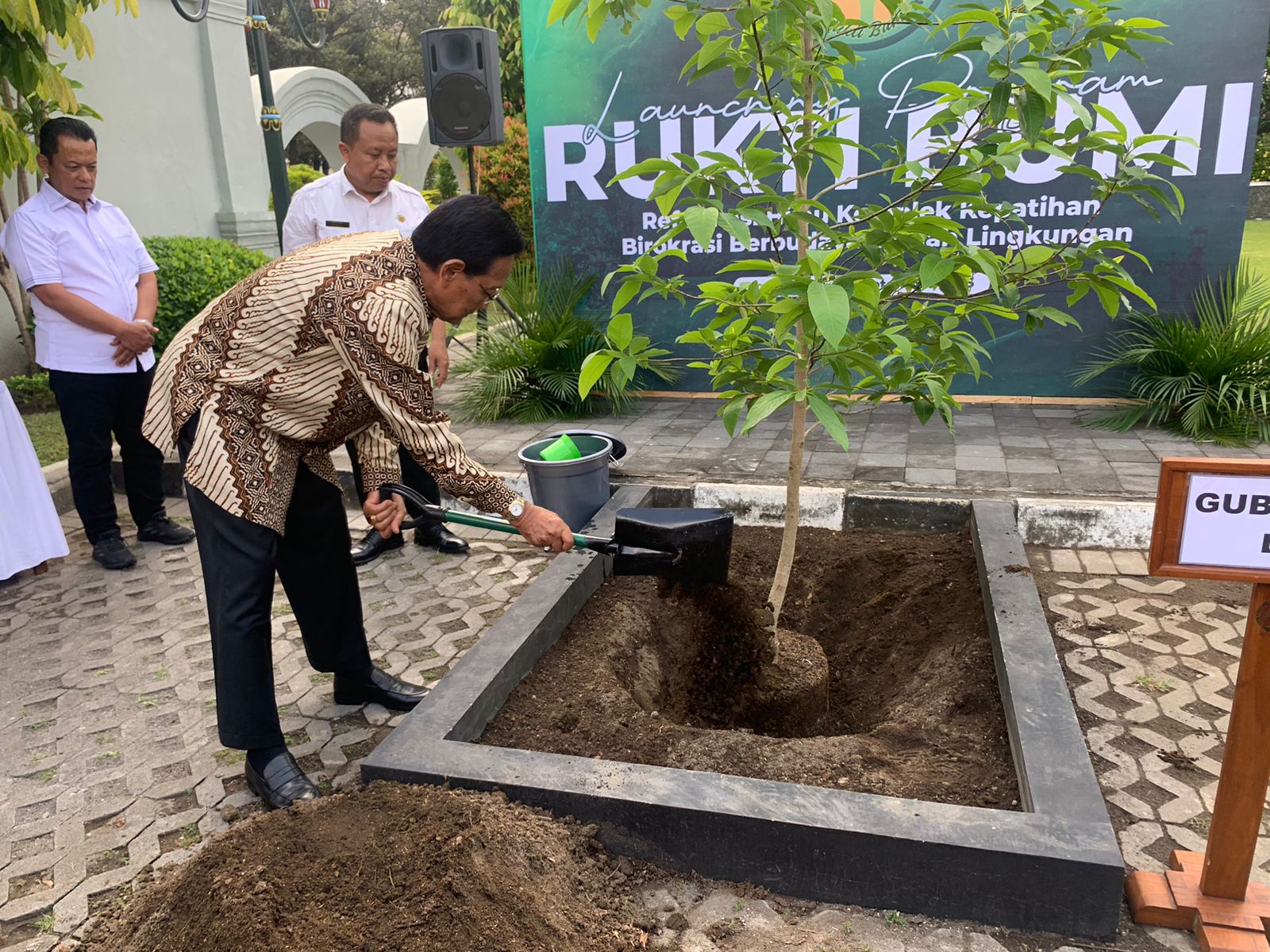 Gubenur&nbsp;DIY Hamengku Buwono X (HB X) menanam Pohon Kantil di Kompleks Kepatihan Jogja dalam program Rukti Bumi, Rabu (17/9/2025).