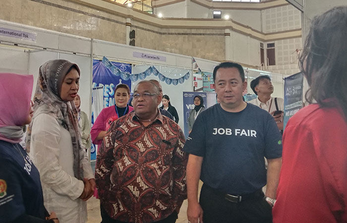 PELUANG KERJA: Ketua Komisi D DPRD DIY Rb Dwi Wahyu Budiantoro (batik lengan panjang) didampingi Kepala Disnakertrans DIY Ariyanto Wibowo (kaos hitam) meninjau stan Job Fair Akbar 2025.