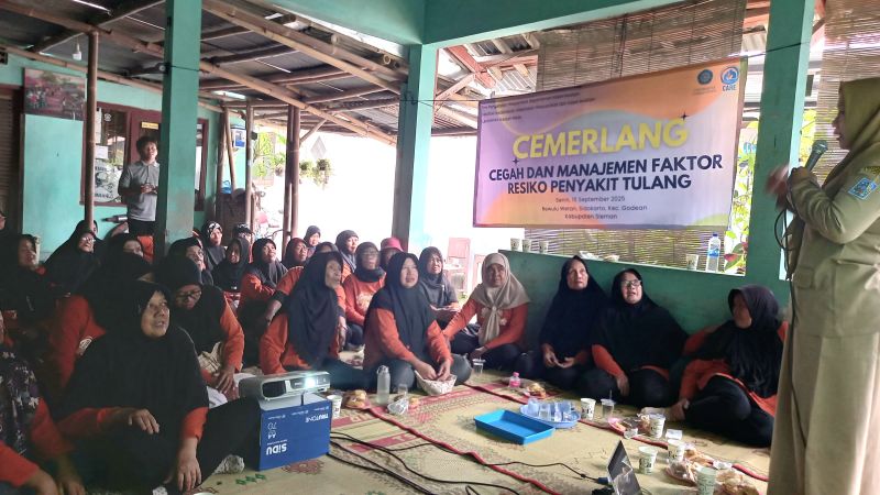 Tim Pengabdian Masyarakat Fakultas Kedokteran Kesehatan Masyarakat dan Keperawatan (FKKMK) UGM sosialisasi bertajuk &ldquo;Cemerlang: cegah dan manajemen faktor risiko penyakit tulang.&rdquo;