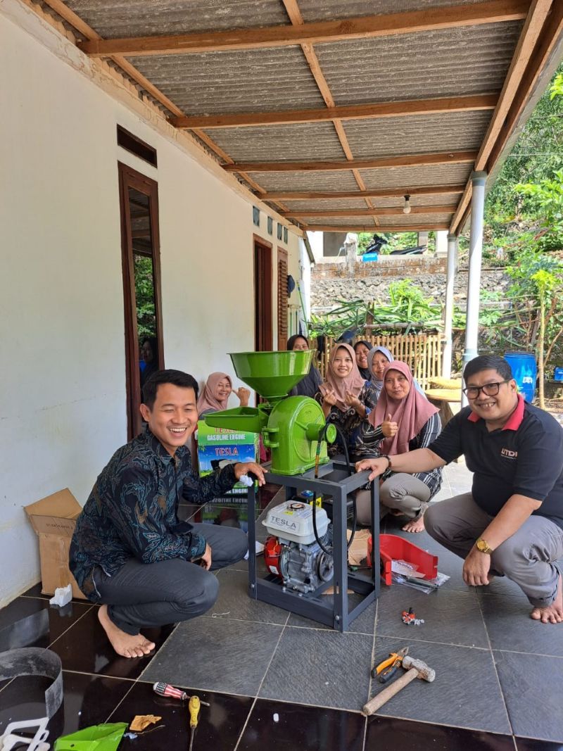 UMKM Maju Makmur Kalurahan Pucung Gunungkidul menerima bantuan mesin pengolahan  singkong oleh tim pengabdian masyarakat dari perguruan tinggi.