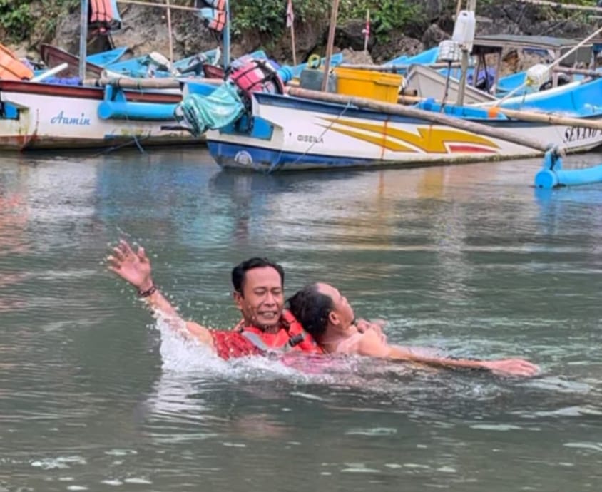 Sekertaris Satlinmas Rescue Istimewa Wilayah II Baron Surisdiyanto sedang mempraktekkan pertolongan pertama terhadap korban laka laut.