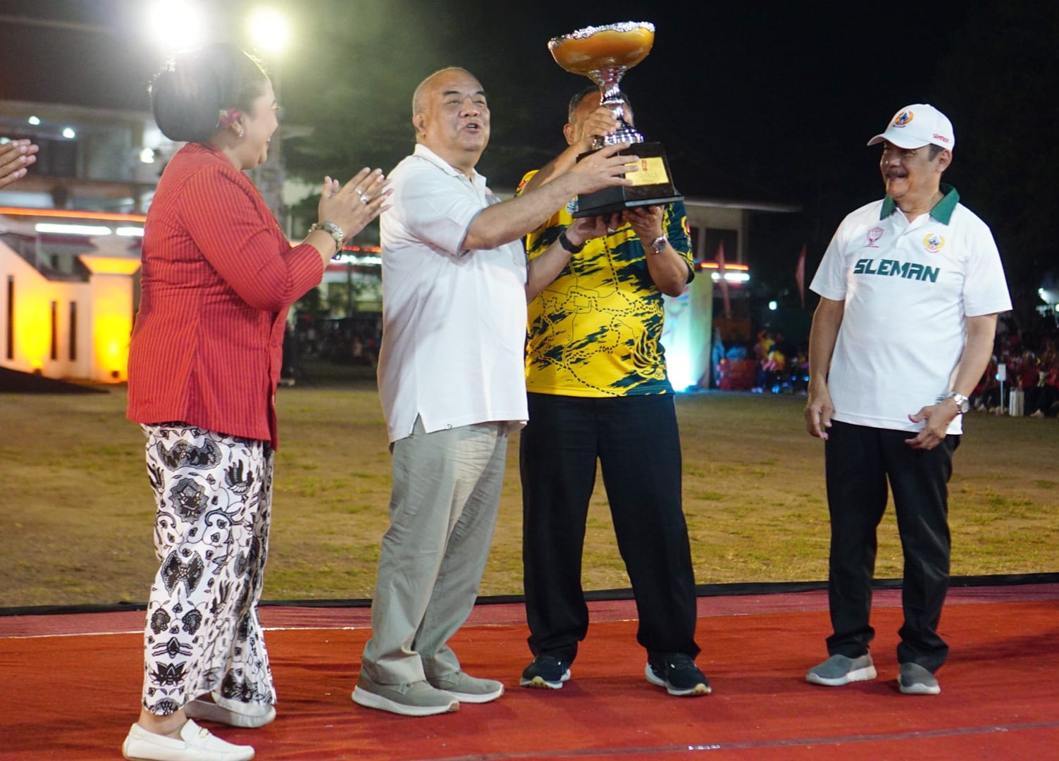 Ketua KONI DIY PA X menyerahkan tropi juara Porda DIY ke Bupati Sleman
