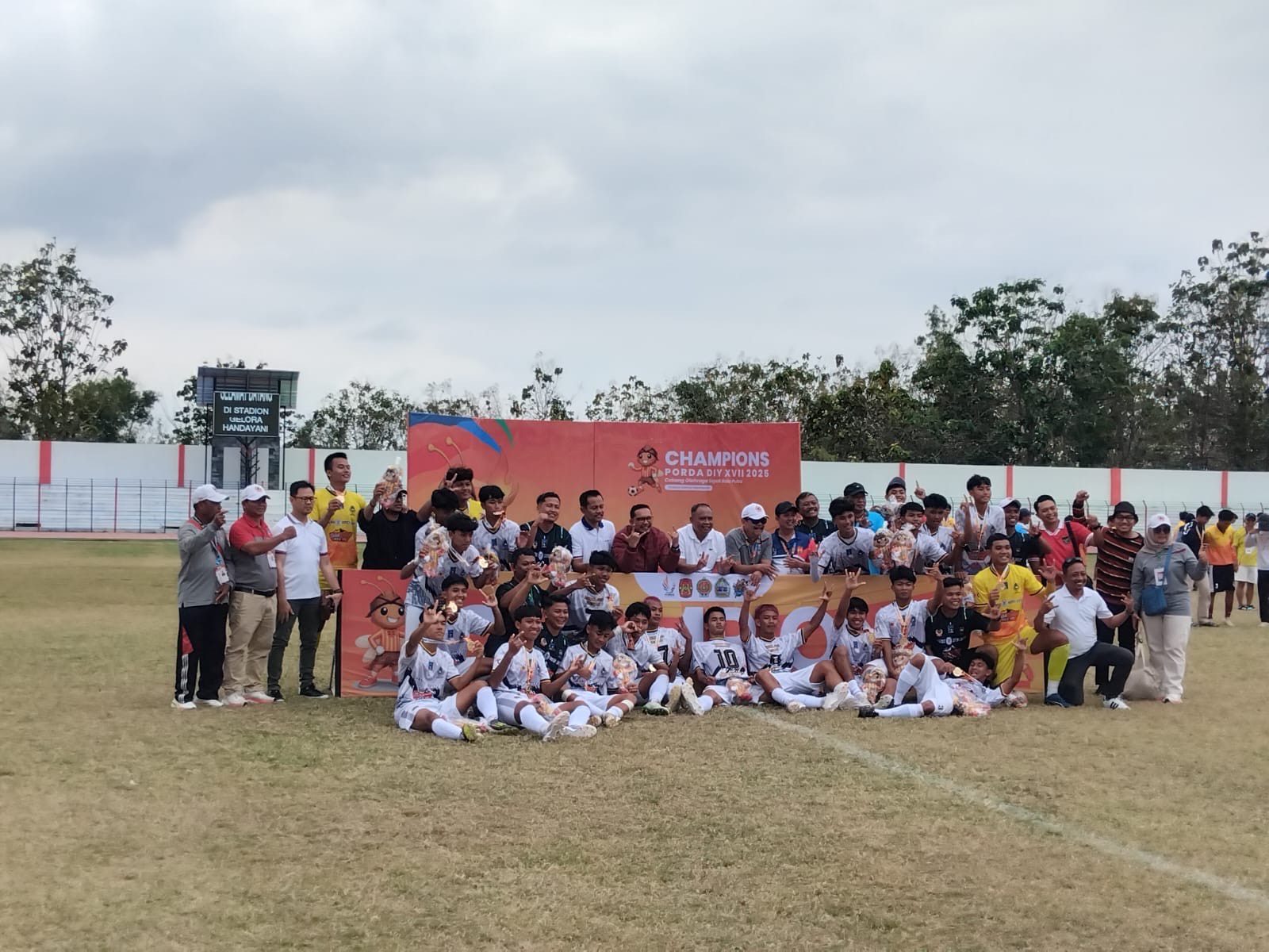 Tim Sepak Bola Putra Lengkapi Pesta Kontingen Sleman Juara Umum Porda DIY XVII 2025